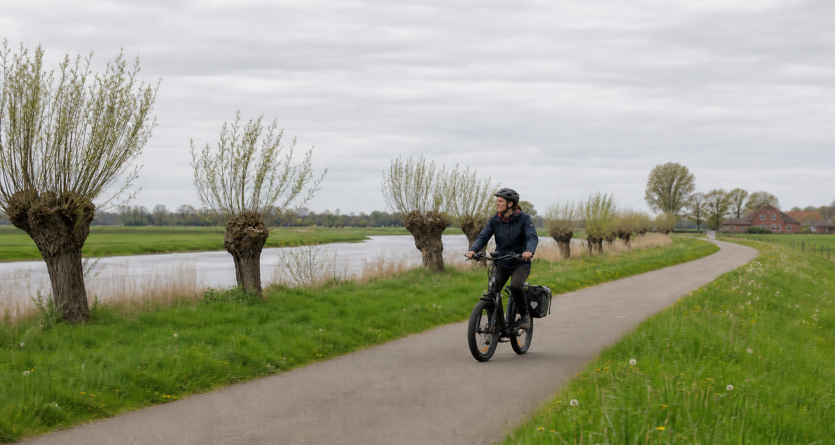 Cyseekin C20 auf einem befestigten Radweg an einem flachen Flusslauf