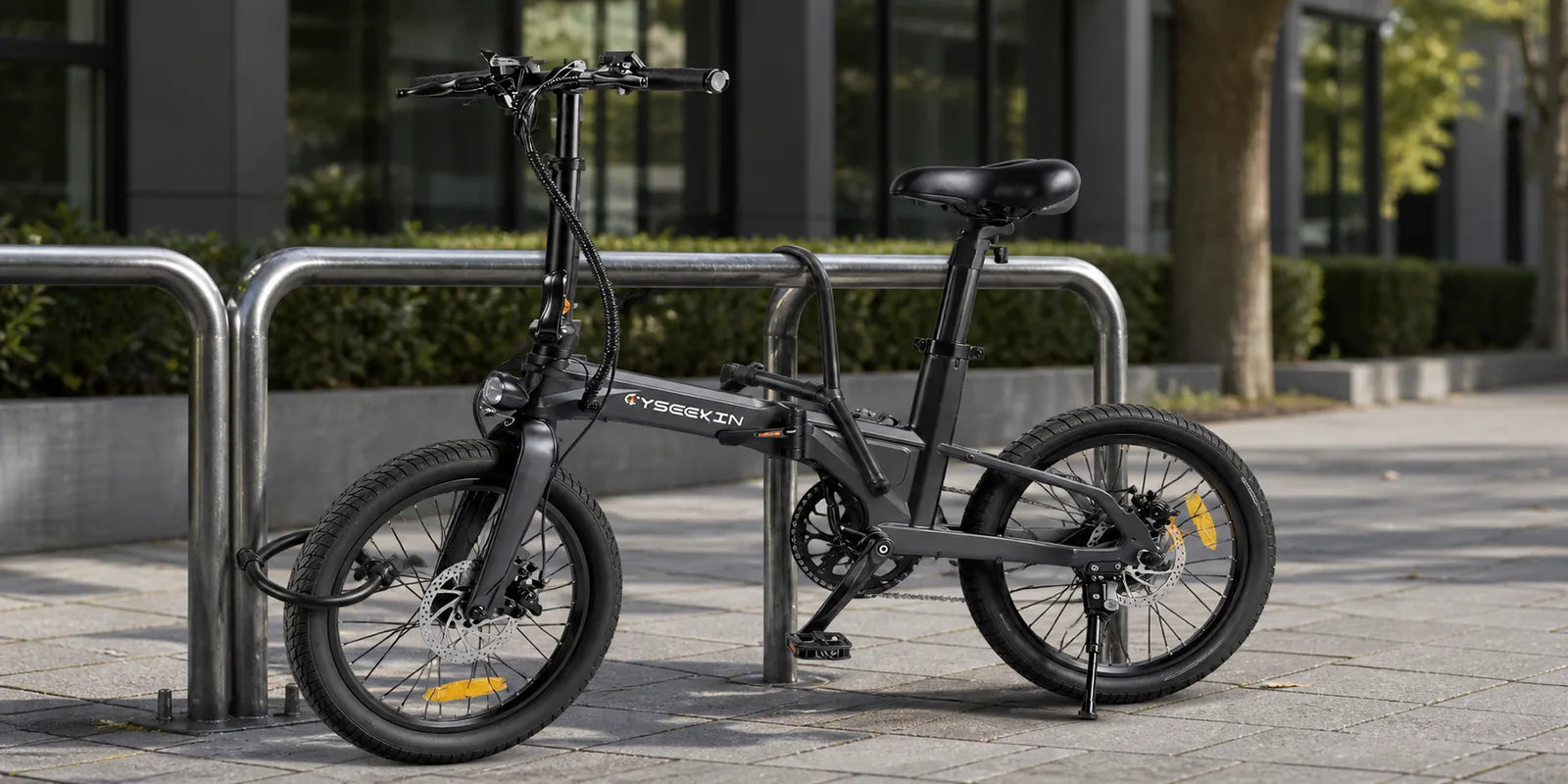 Schwarzes Cyseekin C10 mit Bügelschloss am festen Fahrradständer