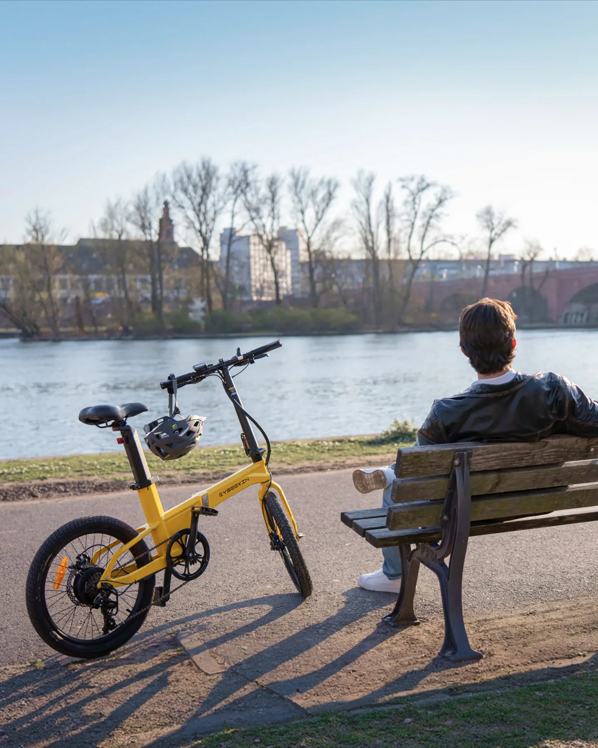 Gelbes Cyseekin E-Bike bei einer Pause am Flussufer