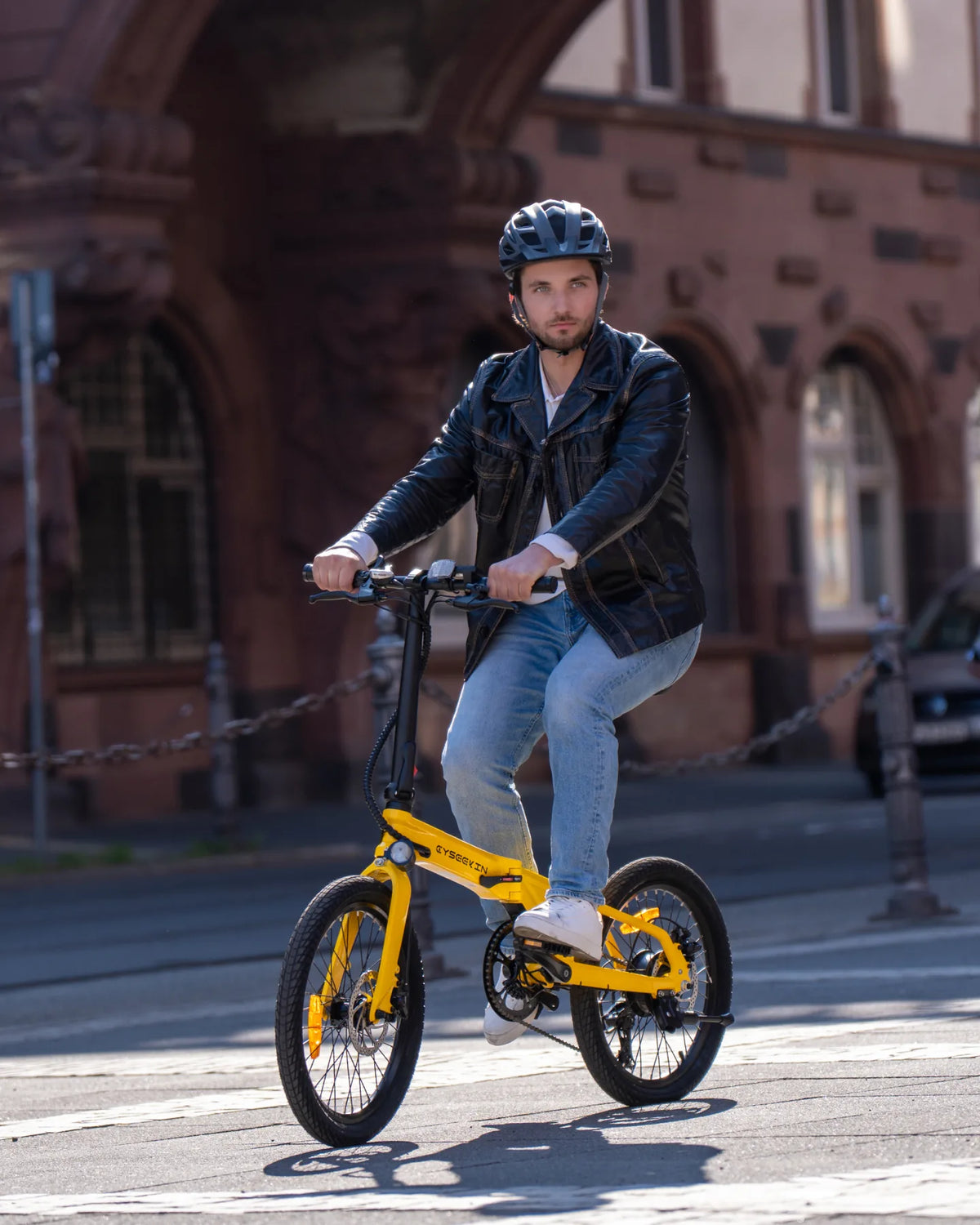 Mann fährt mit einem gelben Cyseekin E-Bike durch die Stadt