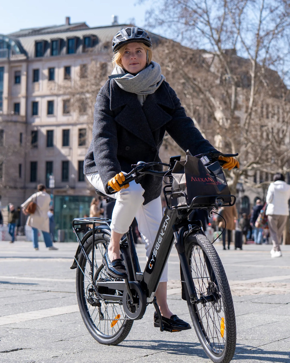 Frau fährt entspannt mit einem Cyseekin E-Bike durch die Innenstadt