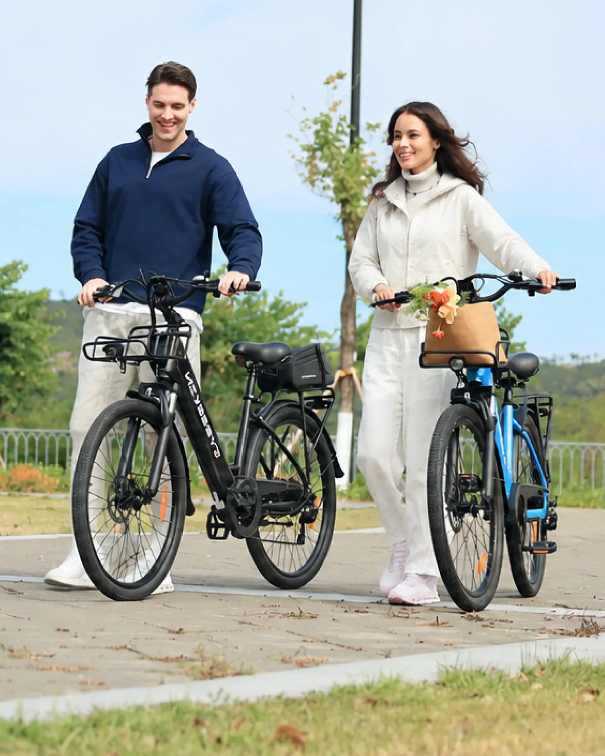 Paar ist gemeinsam mit zwei Cyseekin E-Bikes im Grünen unterwegs