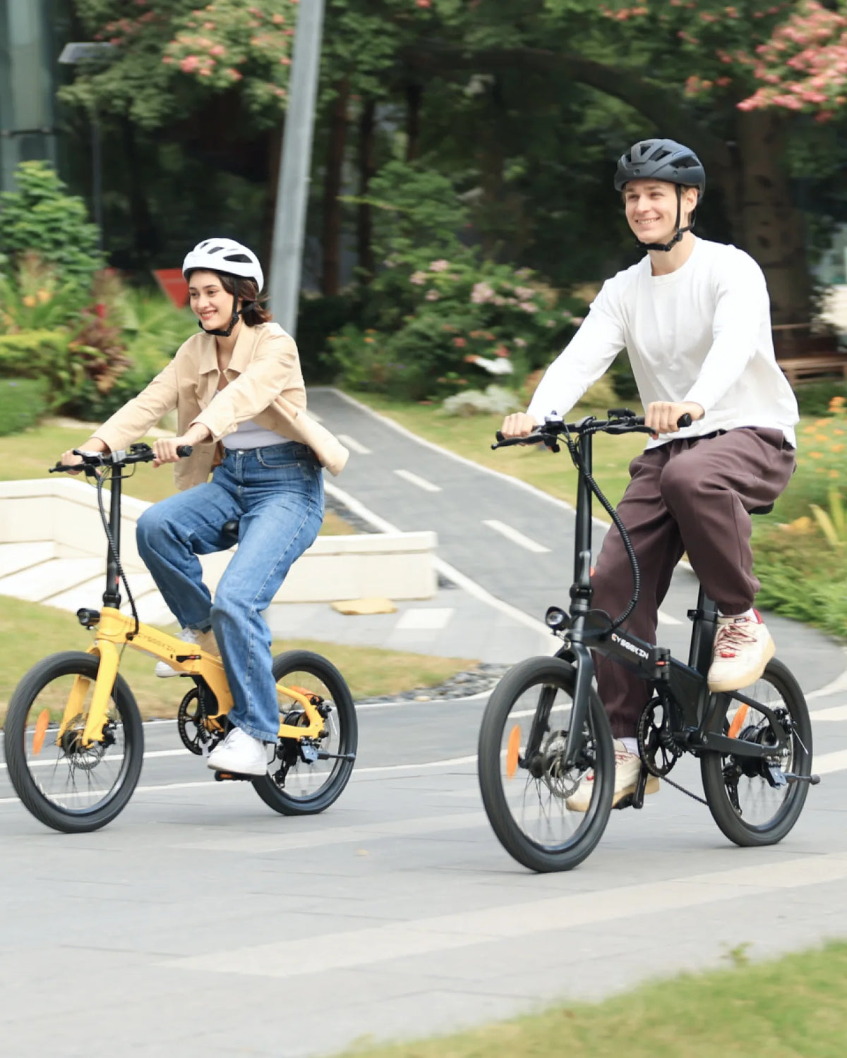 Zwei Personen fahren gemeinsam mit Cyseekin E-Bikes durch einen Park